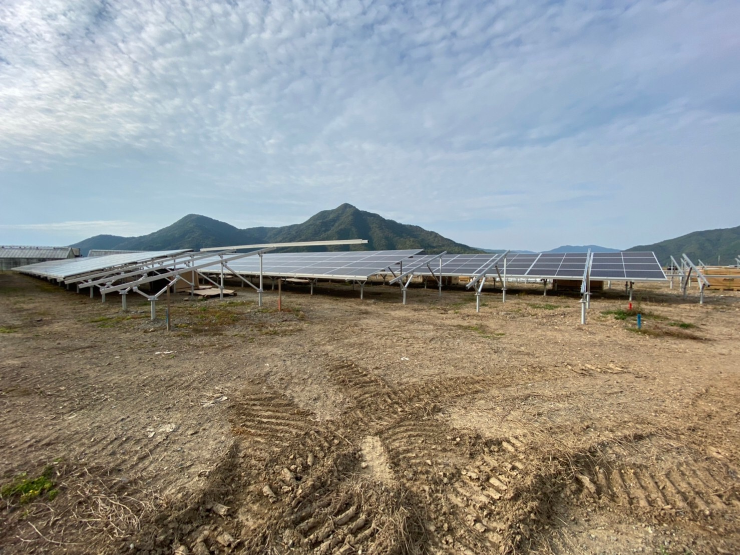 天草にて大規模な太陽光発電の工事を行なっております。