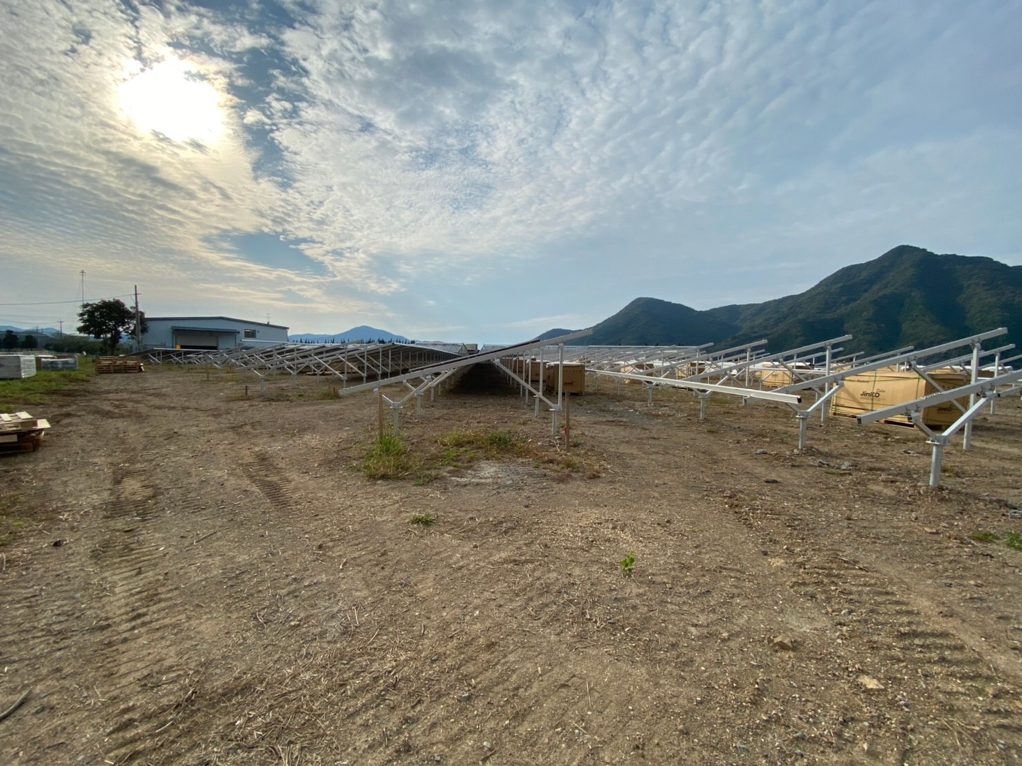 天草にて大規模な太陽光発電の工事を行なっております。