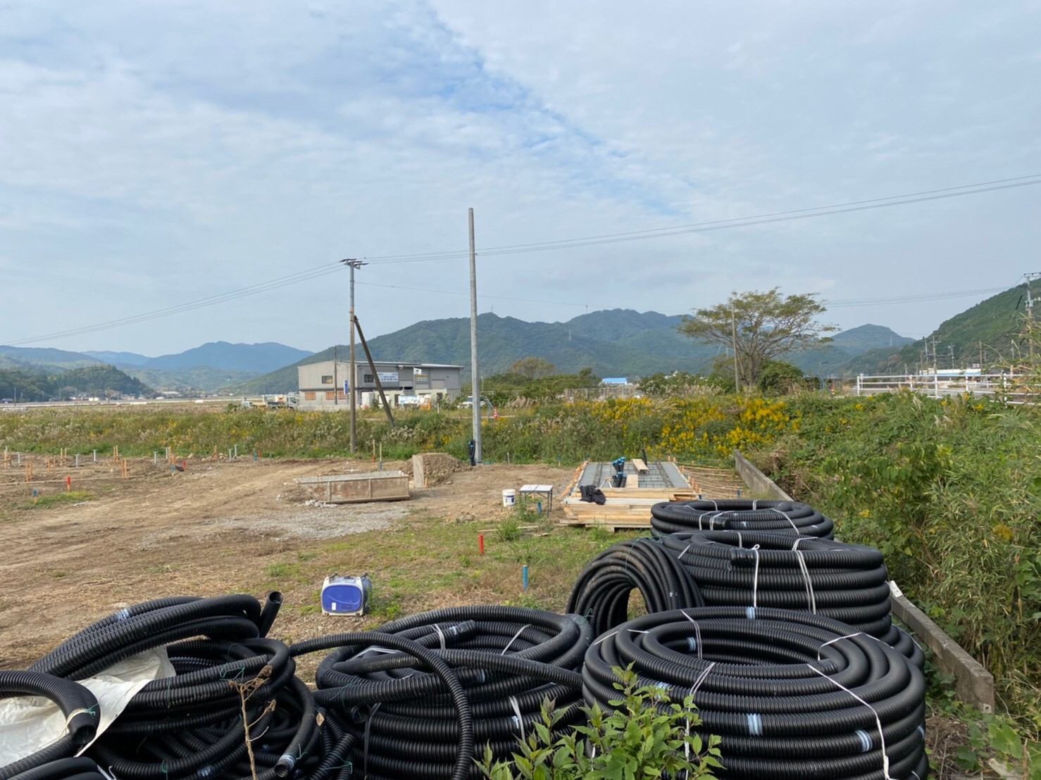 天草にて大規模な太陽光発電の工事を行なっております。