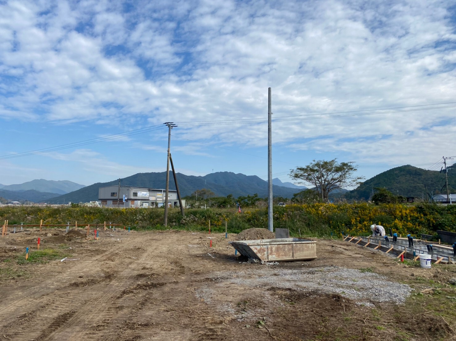 天草にて大規模な太陽光発電の工事を行なっております。